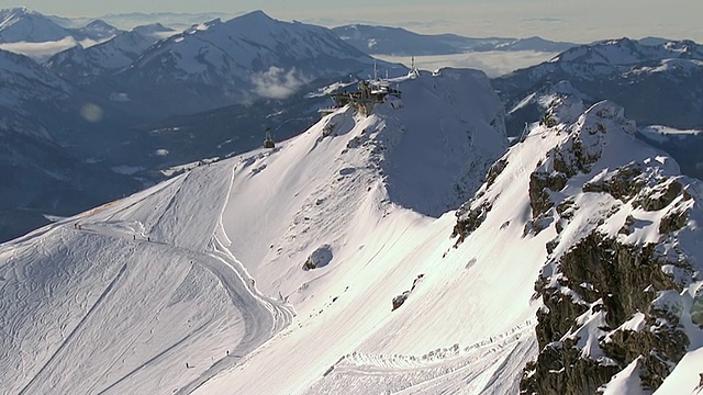 WS鸟瞰图在白雪覆盖的山顶/ Oberstdorf，巴伐利亚，德国视频素材