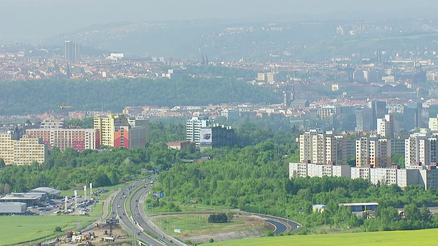 城市天际线与道路交通/布拉格，捷克共和国视频素材