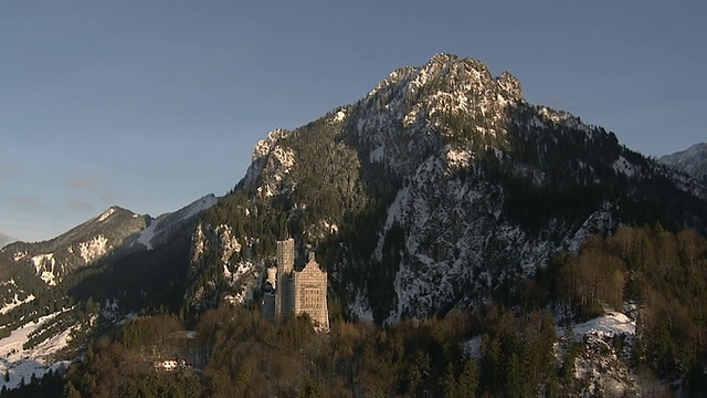 新天鹅石城堡的WS航拍/ Schwangau, Bavaria, Germany视频素材