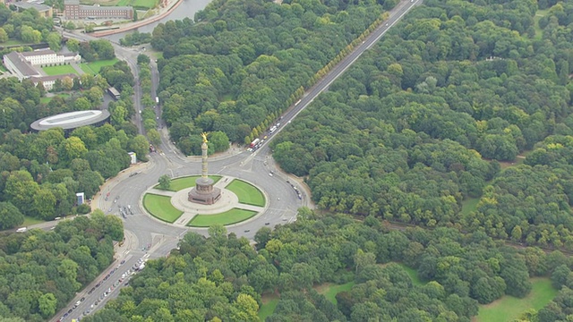 WS AERIAL ZO View of Victory column /柏林，德国视频素材