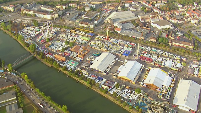 WS AERIAL TS View over Fair with景点如摩天轮/斯图加特，巴登符腾堡视频素材