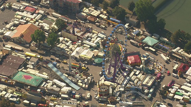 WS AERIAL PAN View over Fair with景点如摩天轮/斯图加特，巴登符腾堡视频素材