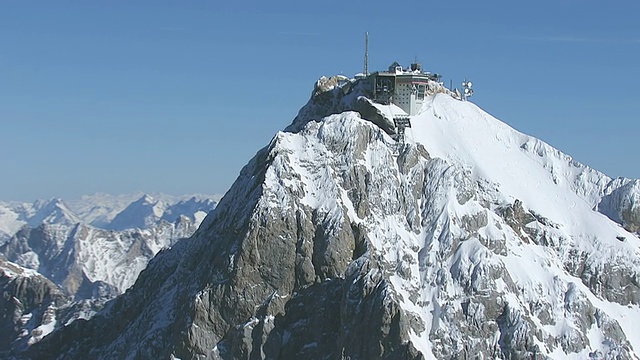 德国巴伐利亚Zugspitze山顶餐厅的WS AERIAL DS视图视频素材