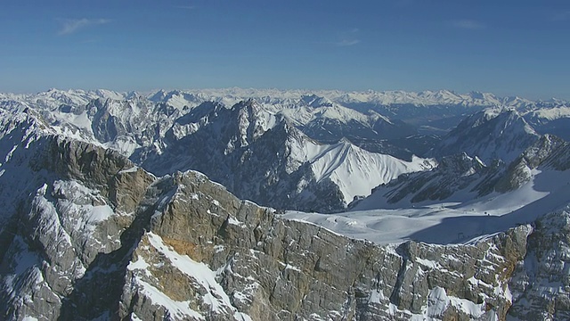 山脉的WS鸟瞰图/ Zugspitze，巴伐利亚，德国视频素材