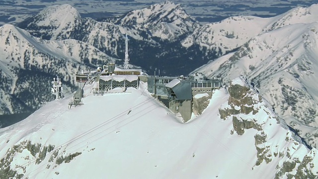 WS鸟瞰山顶餐厅/ Zugspitze，巴伐利亚，德国视频素材