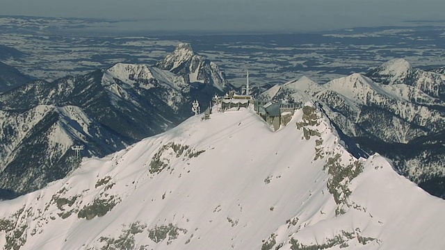 高空缆车站和山脉/ Zugspitze，巴伐利亚，德国视频素材