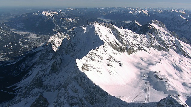 德国巴伐利亚州Zugspitze山顶餐厅的WS鸟瞰图视频素材