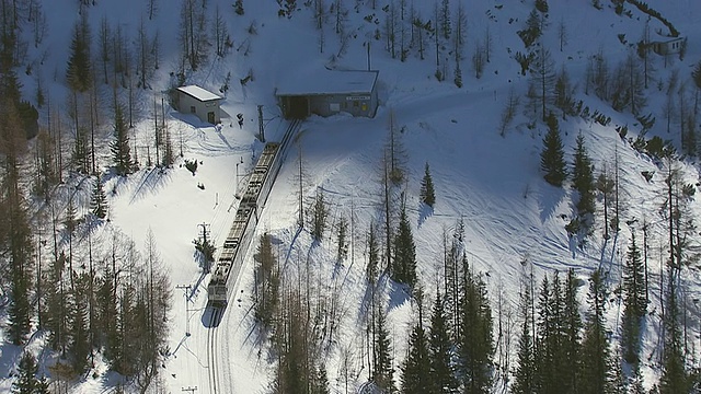 在齿轮铁路/ Zugspitze上的WS空中ZI视图，巴伐利亚，德国视频素材