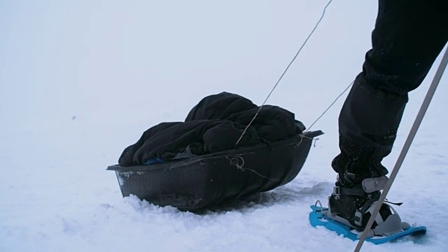 穿着雪鞋的疲惫的老旅行者视频素材