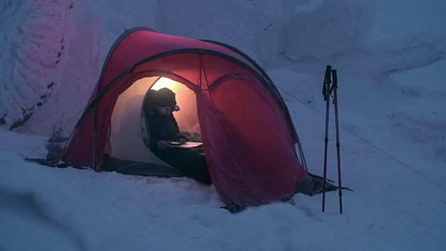 探险爱好者计划登山路线视频素材