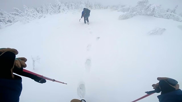 在雪地里跟着一个徒步旅行的领队视频素材