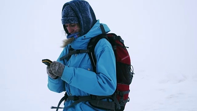 女性徒步旅行者通过暴风雪视频素材