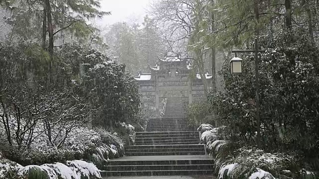 中国浙江杭州万松书院牌坊的雪景视频素材