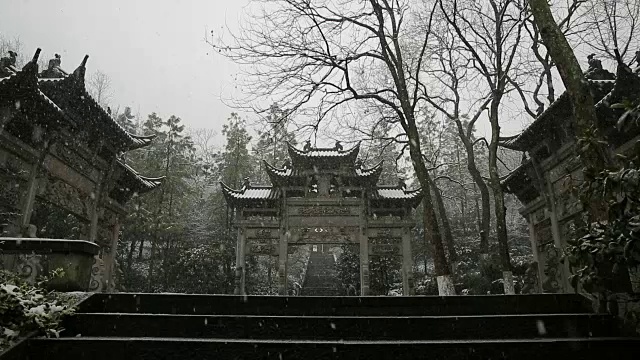 中国浙江杭州万松书院牌坊的雪景视频素材