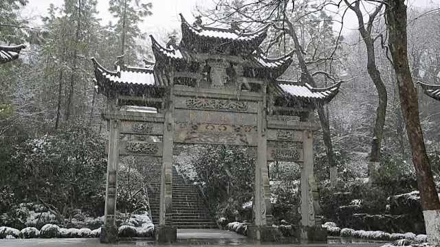 中国浙江杭州万松书院牌坊的雪景视频素材