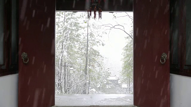 中国浙江杭州万松书院庭院大门的雪景视频素材