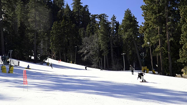 人们在高山滑雪视频素材