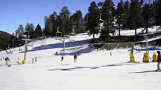 人们在高山滑雪视频素材