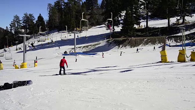 人们在高山滑雪视频素材