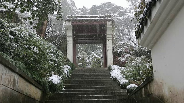 中国浙江杭州万松书院庭院大门的雪景视频素材