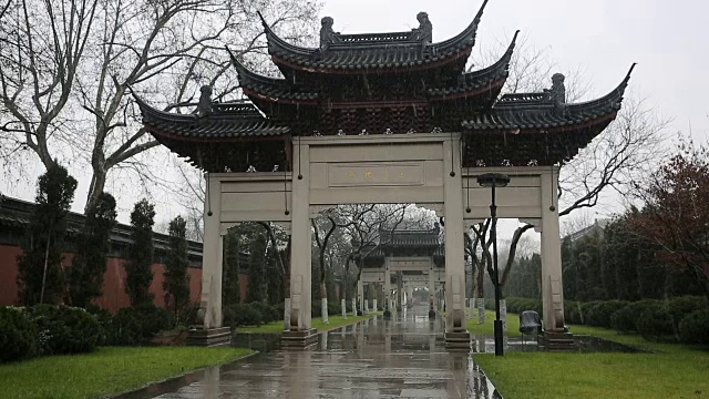 中国浙江杭州钱王庙牌坊的雪景视频素材