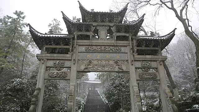 中国浙江杭州万松书院牌坊的雪景视频素材