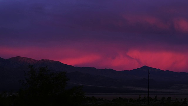 在《时光流逝》中，夕阳落在山后视频素材