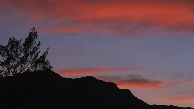 日落与山在前景视频素材