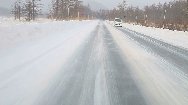 在雪地上开车视频素材