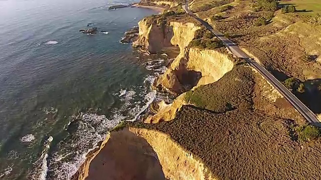 无人机高空拍摄:中国阶梯悬崖，海湾和1号高速公路视频素材