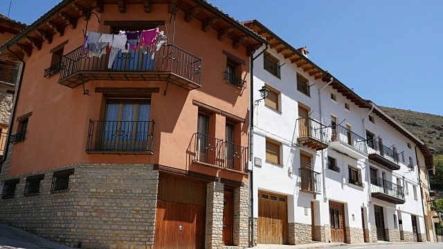 西班牙Alcala de la Selva沿着街道建造房屋视频素材