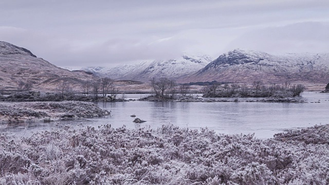 Lochan Na h-Achlaise, Rannoch Moor和英国苏格兰的黑山。视频素材