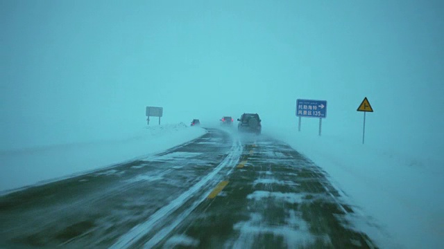 汽车在下雪的天气行驶在道路上，新疆，中国。视频素材