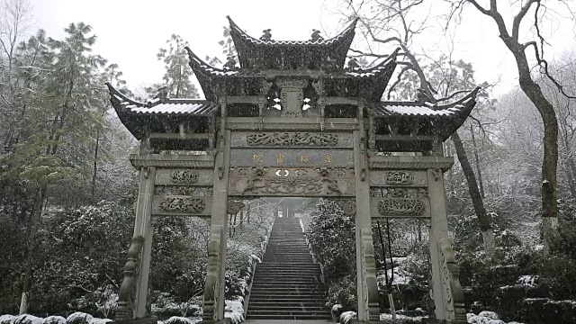 中国浙江杭州万松书院牌坊的雪景视频素材