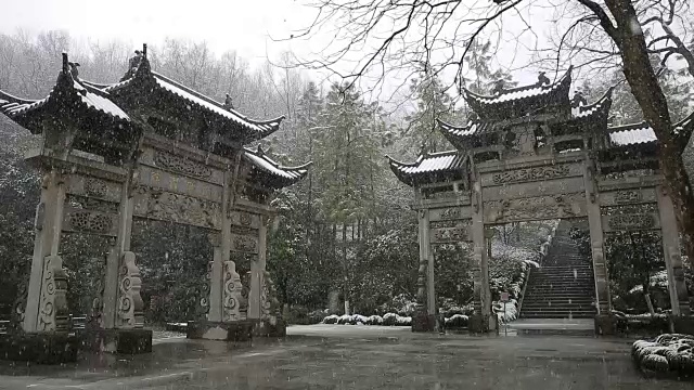 中国浙江杭州万松书院牌坊的雪景视频素材