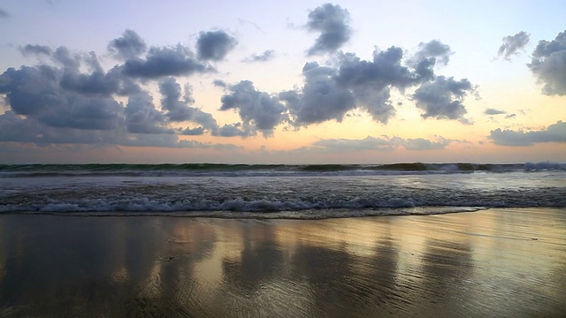 海滩上的日落，海浪冲上岸视频素材