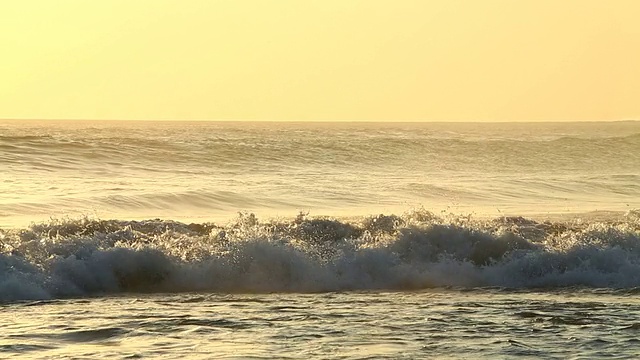 黄昏时海浪冲上岸视频素材