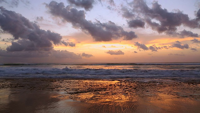 日落时海滩上的海景视频素材