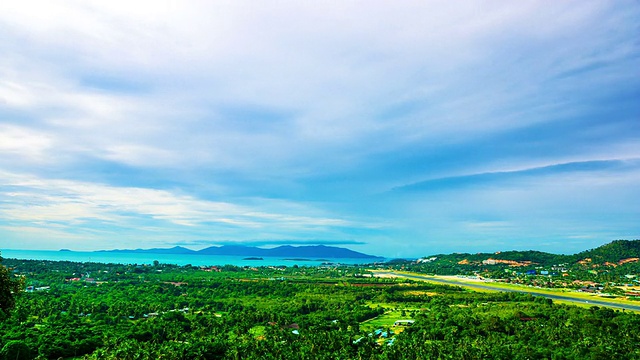 阳光和云移动在山和海视频素材