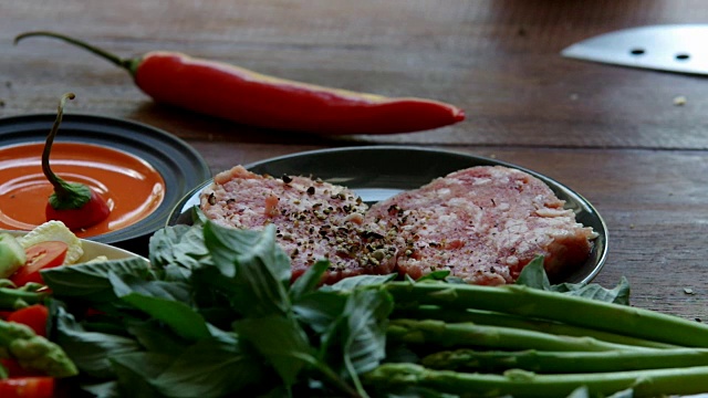 用腌料腌猪肉来做牛排视频素材