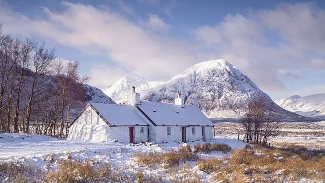 黑岩小屋与Buachaille Etive Mor在远处白雪覆盖的Rannoch Moor，苏格兰，英国。视频素材