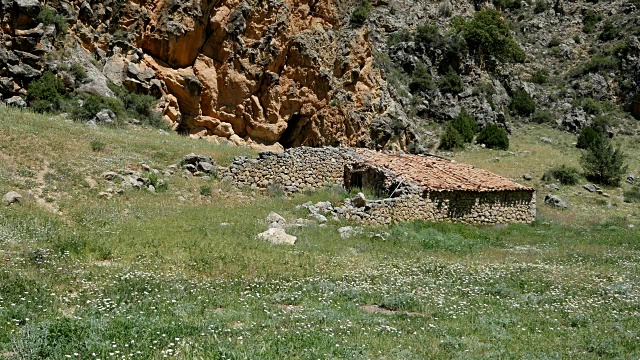 西班牙Sierra de Albarracin牧羊人小屋废墟视频素材