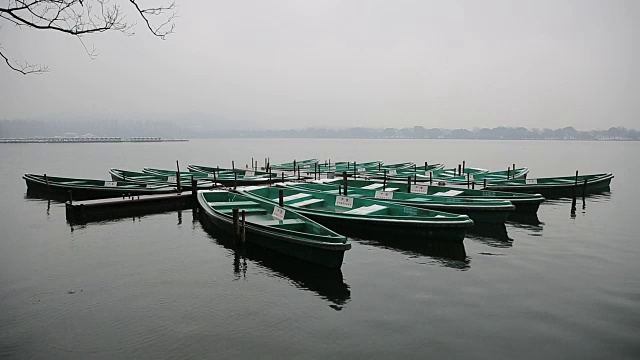 轮船停泊在杭州西湖上视频素材