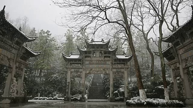 中国浙江杭州万松书院牌坊的雪景视频素材