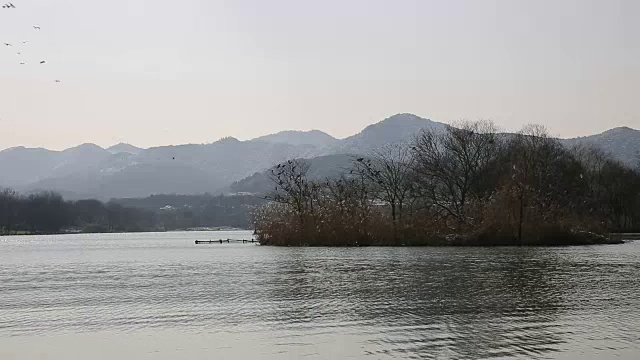 中国浙江省杭州市西湖边毛家埠村的风景视频素材