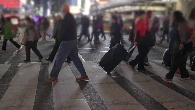 人们在城市中行走。行人的轮廓。拥挤的城市街道。视频素材