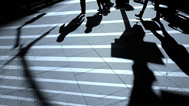 人们在城市中行走。行人的轮廓。拥挤的城市街道。视频素材