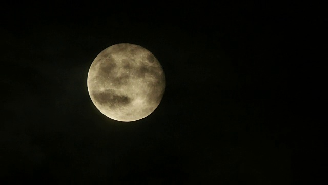 满月夜晚天空背景。阴森森月光之夜的时间流逝视频素材