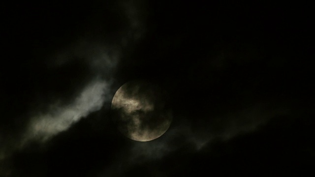 满月夜晚天空背景。阴森森月光之夜的时间流逝视频素材