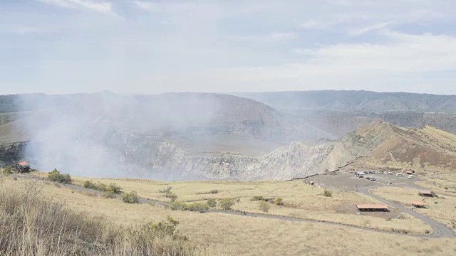 活火山Nindiri广角拍摄。在这段4K视频中，我们可以看到火山口喷出蒸汽和硫磺。位于马萨亚(马那瓜-尼加拉瓜-中美洲)。视频素材